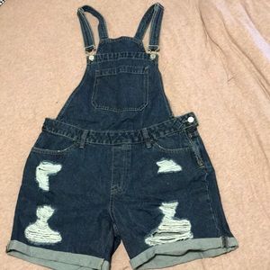 💙🌿 Ripped short jean overalls 🌿💙